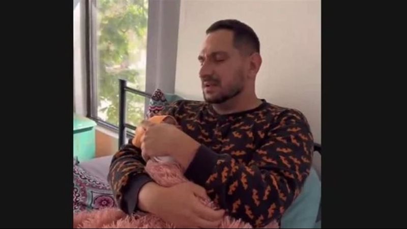 تفاصيل حكاية الفنان الجزائري بداية من التحول إلى الحمل والولادة وأخيرًا الوفاة